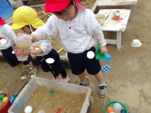 容器から水が出てきた