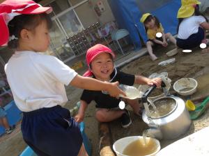 やかんに水を入れて遊ぶ