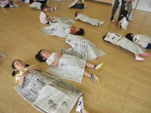 新聞紙でお布団にしています