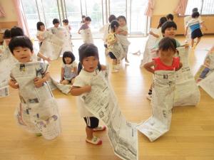 新聞紙を服にしています