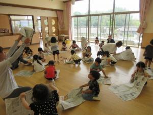 新聞紙で帽子をつくっています