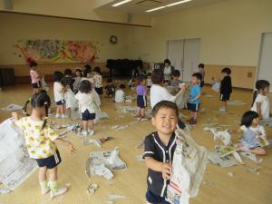 新聞紙をちぎっています