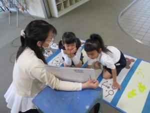 紙芝居を見ている子ども達