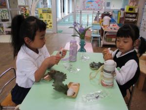 柏餅を食べている子ども達