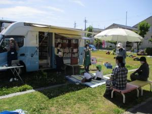 移動図書の方が紙芝居を読んでいる