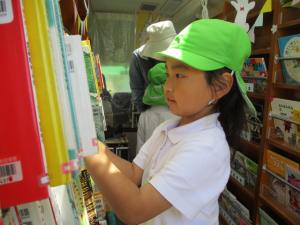 絵本を選んでいる子ども