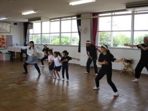 ソーラン節を踊る子どもと大人