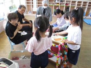 お寿司屋さんに食べ物を運んでいる子ども達