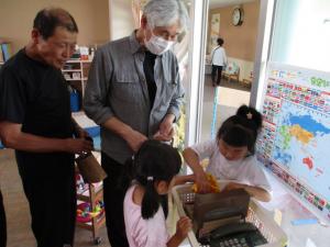お寿司屋さんごっこに来ている地域の方