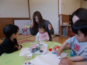 こいのぼりの目を大好きなスティックのりで貼っています