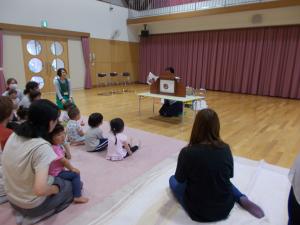 お芋の紙芝居を読んでもらっています。