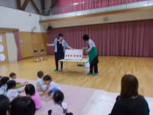 だるまさんがの大型絵本を見ています