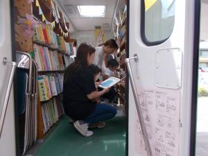 車の中で本を読んでもらっています