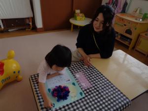 ２歳児　カタツムリのカレンダーをつくっています