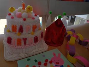 お誕生会のケーキや冠です