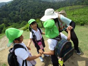 子ども達と先生で手を繋いで輪になっている