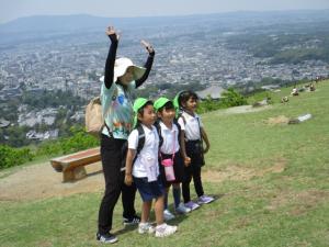若草山一重目で写真を撮っている子どもと先生