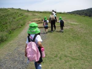 若草山に登っている子ども達