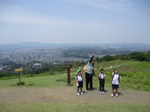 若草山の二重目に到着した子どもと先生