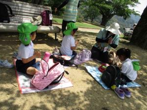 若草山の頂上でお弁当を食べている子ども達