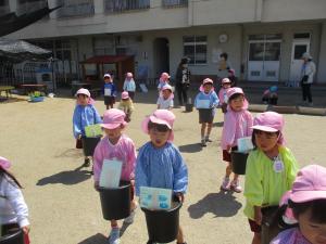 お日様の当たるところにプランターを運んでいます