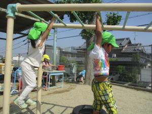 4歳児雲梯で遊ぶ姿