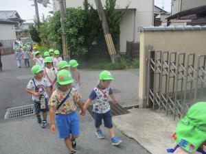 4歳児遠足で公園に行く様子