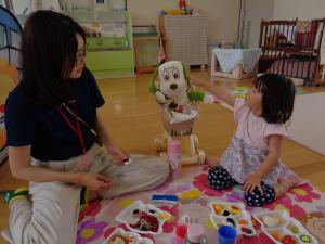 2歳児　お母さんと一緒にお弁当ごっこをした