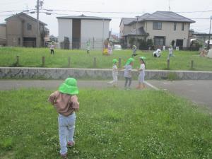 4歳児が公園で遊ぶ様子