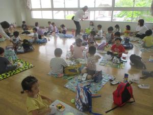 4歳児弁当を食べる様子