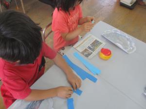 4歳児じゃばら折で雨を表現する様子