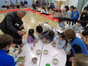 こども園での茶道体験の様子