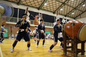 中学生による太鼓踊りの様子