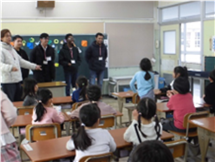 小学生が外国の方と英語で交流する様子