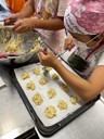 柿渋クッキーづくりを行う子どもの様子