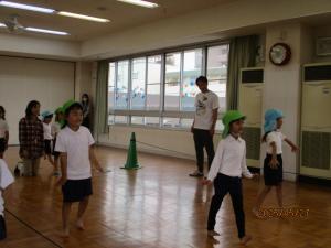 子ども達がリズム室でペンギン歩きをしている