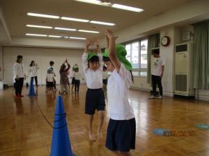 キリン歩きをしている子ども