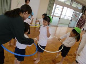 フープを使ってジャンケン遊びをしている子ども達