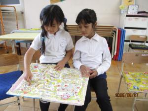 子ども二人で絵本を読んでいる