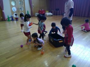 集めたボールをカゴに入れています