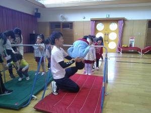 鉄棒で前回りに挑戦