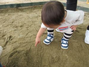 ひよこ組「お砂に足跡発見！」