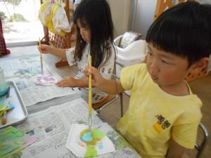 絵の具で色を付けている所