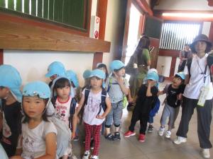大仏殿の見学をする子ども達