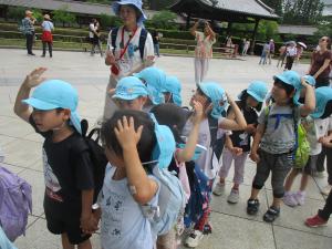 しっかり並んで歩く子ども達