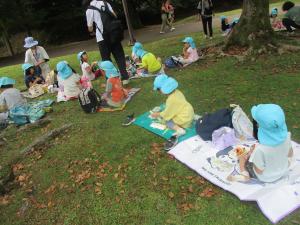 遠足でお弁当を食べる子ども達