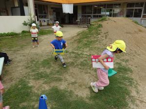 乗り物ごっこで遊ぶ子ども