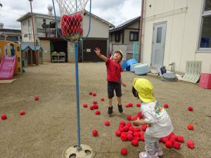 玉入れをする子ども達