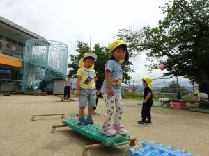 子ども達はバランスをとりながら渡ります