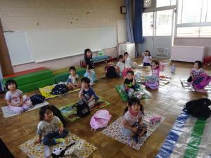 遠足のお弁当を食べる時間です